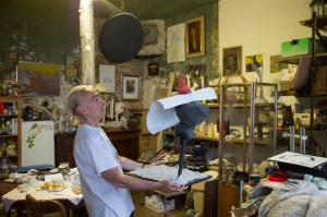 pâte à bois, pigments, bois, grillages, etc.