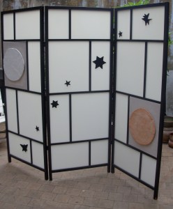 Les éléments étoilés sont réalisés dans un matériau constitué de pâte à papier, de plâtre et de pigments. montés sur chassis et toile de lin pour "lune" et "soleil".